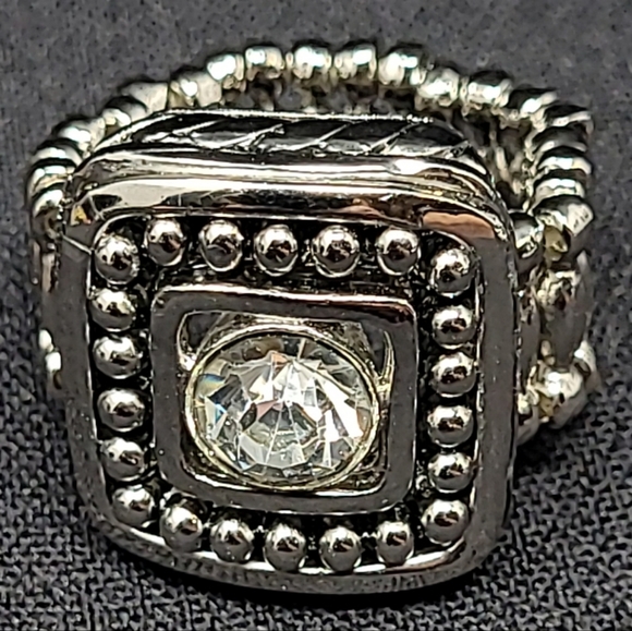 SILVER TONE METAL WITH A LARGE CLEAR RHINESTONE STRETCH RING (COSTUME JEWELRY) - Picture 2 of 9